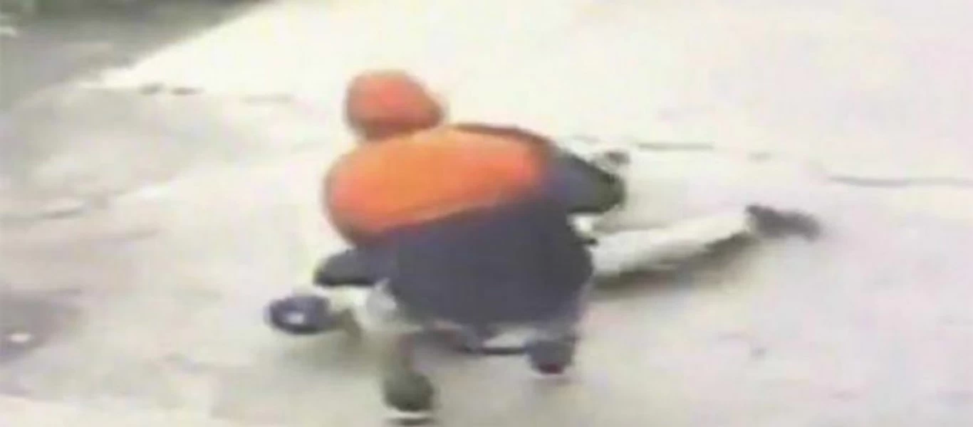 Μπρονξ: Αδίστακτος ληστής πετάει και σέρνει 80χρονο στο έδαφος για να του κλέψει την τσάντα (βίντεο)